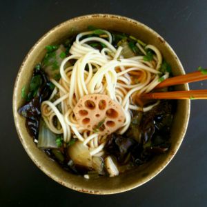 Recette Envie de soupe miso à la racine de lotus (vegan)