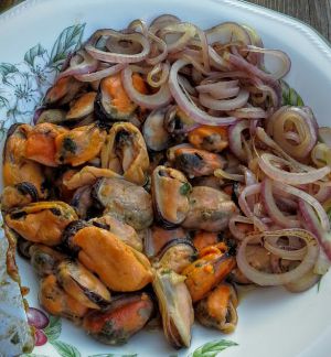 Recette Moules marinières, bruschettas aux oignons, frites / La Plancha eno