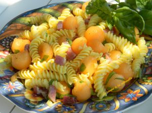 Recette Salade de pâtes au melon, jambon de Parme et basilic