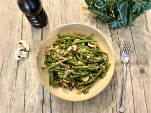 Recette Poêlée de haricots verts et champignons aux oignons caramélisés