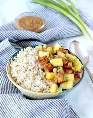 Recette Sauté de tofu et ananas, sauce crémeuse au beurre de cacahuète (vegan, sans gluten)