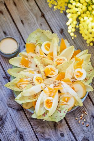 Recette Salade d’endive aux poires, mimolette, oeufs mollets et pignons