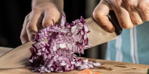 Recette This Trick for Preventing Onion Tears Changed the Way I Chop