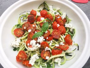 Recette Spaghettis de courgettes, tomates confites et feta en salade