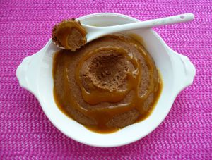 Recette Moelleux au chocolat végan nappé caramel zéro calorie (diététique, hyperprotéiné, sans gluten ni oeuf ni sucre, riche en fibres)