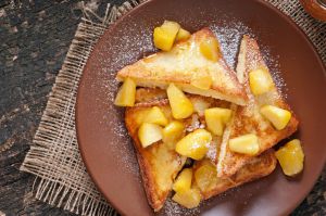 Recette Pain perdu aux pommes caramélisées au four : la recette facile et gourmande