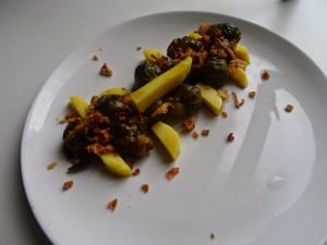 Recette Choux de Bruxelles laqués, mangue et oignon frits