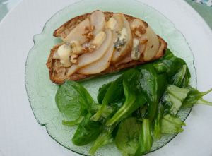 Recette Tartines de poires à la fourme d'Ambert et aux noix