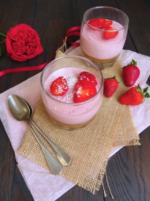 Recette Mousse de fraises vegan à la noix de coco et compotée de rhubarbe