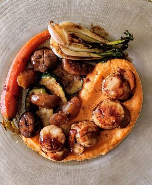 Recette Noix de Saint-Jacques, légumes laqué à la sauce soja, poivre de Sichuan accompagné de purée de patate douce au lait de coco