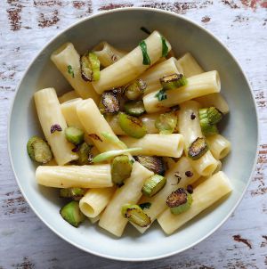 Recette Rigatoni (pâtes) au pecorino à l'ail des ours et queues d'asperges vertes