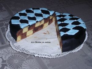 Recette Premier essais : Gâteau damier chocolat-amande recouvert de pâte à sucre effet matelassé