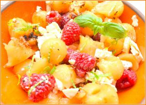 Recette Salade fraîcheur de melon, framboises et feta...Sans oublier une touche de basilic !