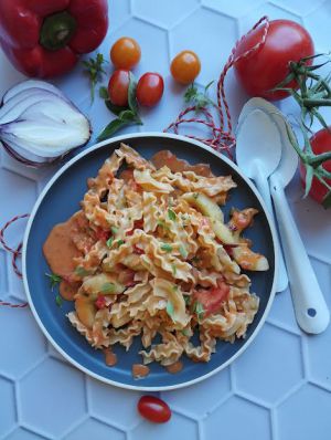 Recette Salade de pâtes sauce crue à la tomate, concombre, poivron #vég