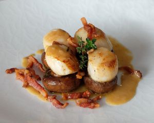 Recette Noix de Saint-Jacques, champignons et guanciale, sauce crémeuse épicée à l'ail