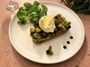 Recette Toasts de brocoli, avocat, tomates séchées et burrata
