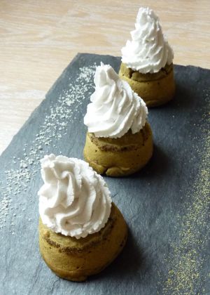 Recette Petites montagnes enneigées façon cupcakes Thé matcha, chantilly coco et coeur de myrtilles ;)  #vegan par Elodie