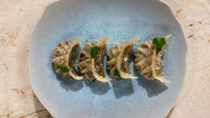 Recette Cyril Lignac des gyozas de bœuf aux herbes dans Tous en cuisine