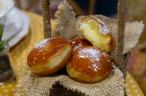 Recette Donuts fourrés à la crème vanille et au caramel croquant