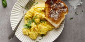 Recette This 1-Ingredient Hack Makes the Fluffiest Scrambled Eggs Ever