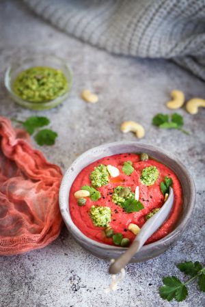 Recette Velouté de butternut, betterave et pesto de coriandre (vegan)