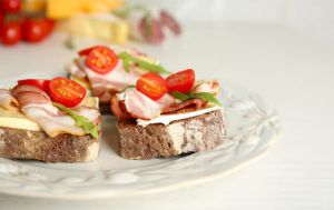 Recette Jambon, brie, tomate (tartine), une tartine qui surpasse les sandwichs partout