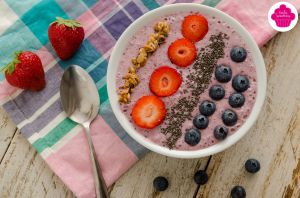 Recette Pudding bowl aux fraises, myrtilles, graines de chia et granola - Bataille Food #57