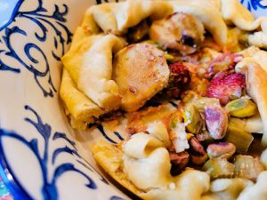 Recette Tarte rustique à la rhubarbe et au frauxmage de chèvre avec pistaches et miel végétal