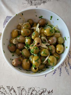 Recette Olives marinées aux herbes  et piment
