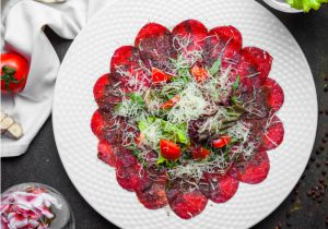 Recette Pourquoi le « carpaccio de betterave et parmesan affiné » envahit les menus d’été ?