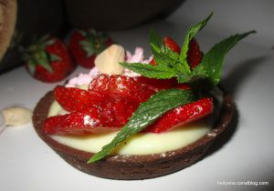 Recette Tartelettes sablées chocolat à la crème pâtissière aux fraises et à la poudre de baobab