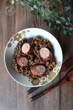 Recette Lentilles vertes et saucisses de Montbéliard : la recette facile à la casserole