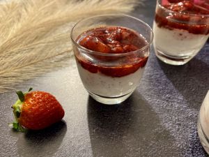 Recette Verrines de fraises rôties au sumac et yaourt égoutté de Yotam Ottolenghi