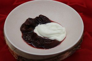 Recette Quetsches au vin rouge à la fève tonka et sa mousse de fromage blanc