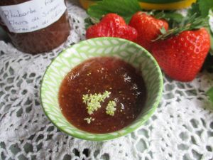 Recette Confiture rhubarbe - fraise aux fleurs de sureau et graines de chia