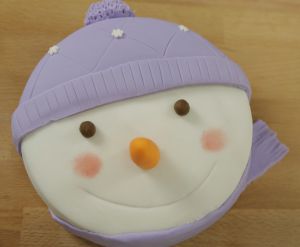 Recette Comme une envie de jouer dans la neige – Gâteau bonhomme de neige [en vidéo super Fashion]