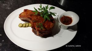 Recette Côte de porc double, sauce charcutiere ( recette de l atelier des chefs)