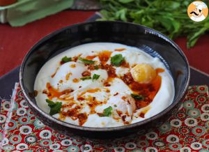 Recette Œufs à la turque sur une base de yaourt et son huile piquante - çilbir