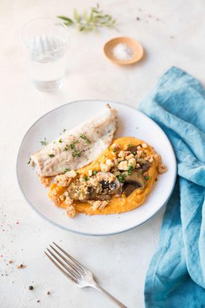 Recette Filet de Bar Poêlé, Purée de Patate Douce, Champignons et Crumble à l’Amande