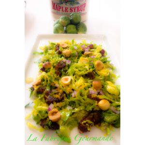 Recette Salade de chou de Bruxelles crus aux noisettes et dattes