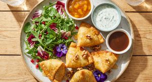 Recette Découvrez comment préparer des samoussas au chèvre et miel gourmands