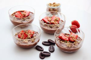 Recette Crèmes dessert au chocolat, fraises et granola (vegan)