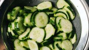 Recette My Grandma's 4-Ingredient Cucumber Salad Is Embarrassingly Simple