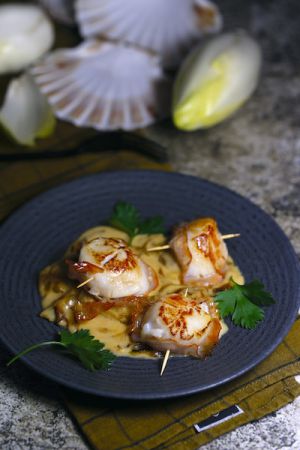 Recette St-Jacques au lomo et crème d’endives