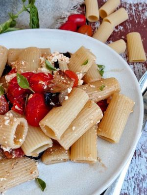 Recette Pâtes tomates cerises féta rôtis et aubergine #végétarien