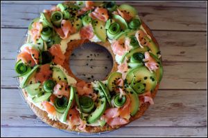 Recette Reine des tartes ^^  Foodista Challenge #108 , tarte feuilletée apéritive au saumon , avocat et concombre