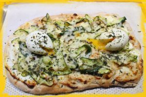 Recette Pinsa chèvre courgette et œufs mollets