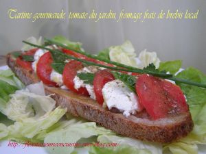 Recette Tartine gourmande, tomate du jardin, fromage frais de brebis local