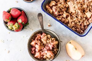 Recette Crumble vegan rhubarbe, fraises et pommes