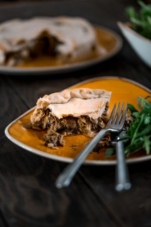 Recette Tourte poulet/ champignons/ courgettes ( avec une pâte très facile réalisée avec du vin )